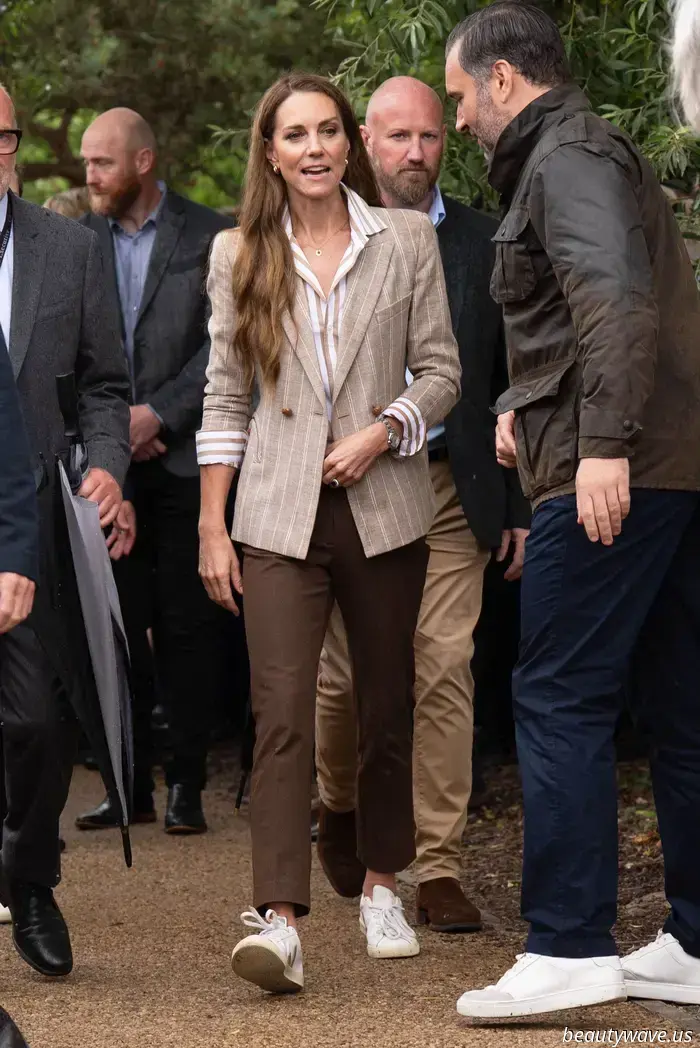 Kate Middleton hat gerade ihre charakteristischen weiten Hosen gegen dieses Anti-Trend-Paar eingetauscht