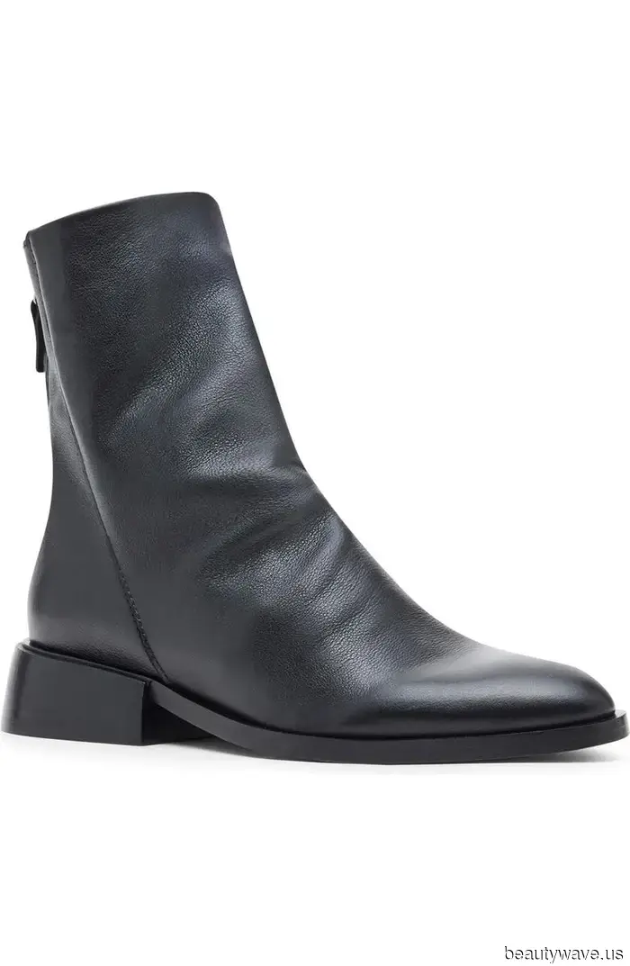 Если вы собираетесь носить платье с ботильонами, это тренд, который выглядит наименее устаревшим.