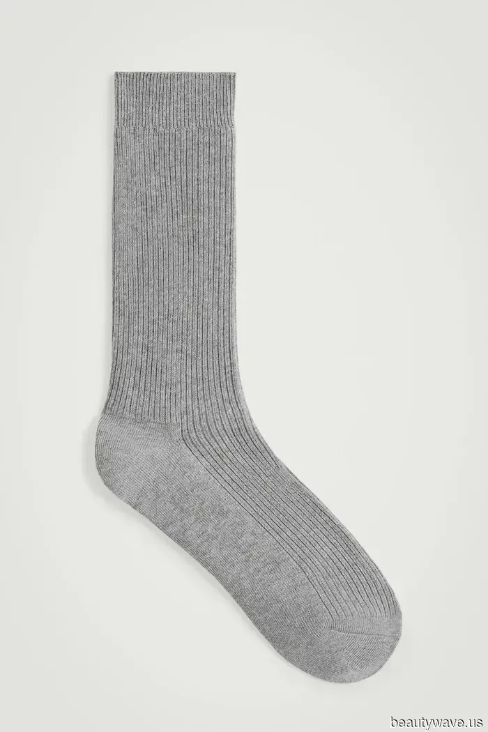 Wenn Sie möchten, dass Ihre grundlegenden Outfits in diesem Frühling cool aussehen, tragen Sie diesen Socken-Trend dazu.