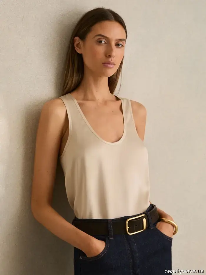 Victoria Beckham mi ha appena mostrato il modo più elegante di indossare una canotta quest'estate.