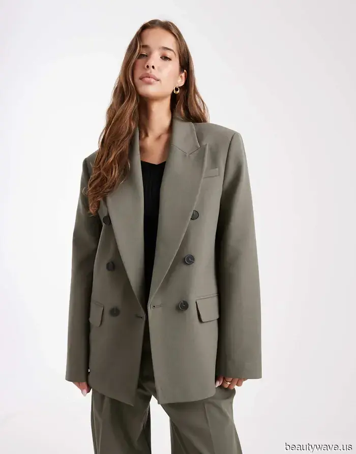 Step aside, Burgundy; this hue is the new trendsetter color—check out these 7 autumn outfits that demonstrate it.