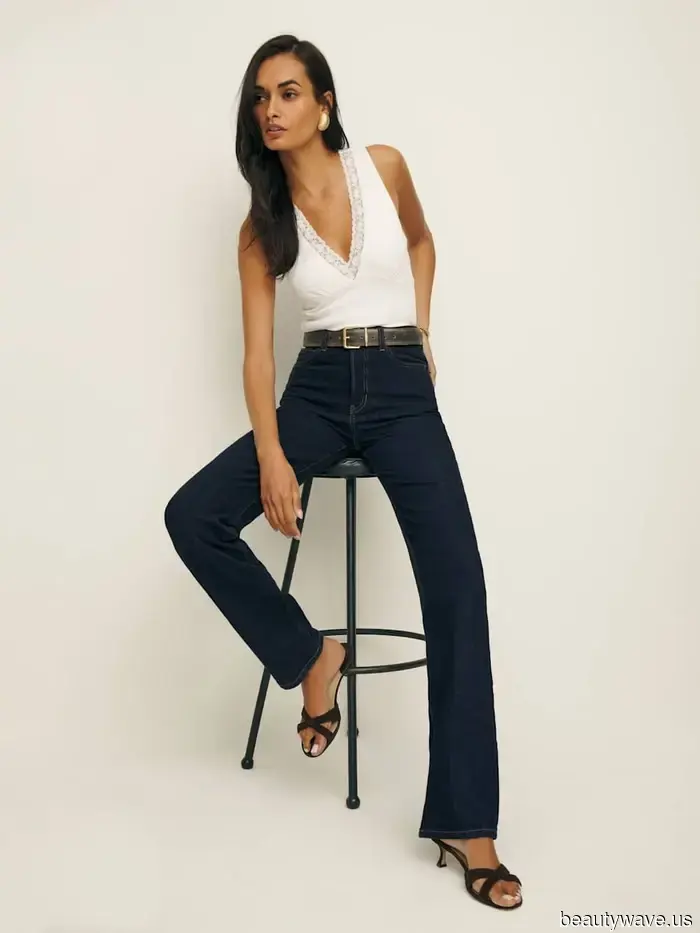 Apologies, but celebrities from the '90s excelled at autumn fashion—here are 7 outfits featuring jeans that demonstrate it.