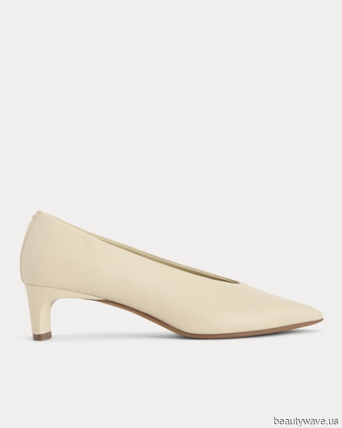 This is the denim color trend that everyone is pairing with high heels (and no, it’s not black).