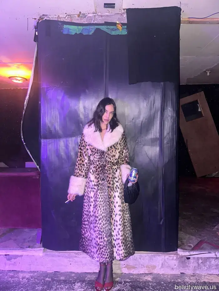 Addio ai noiosi piumini, questo cappotto approvato da Alexa Chung è ciò che ogni editor di moda desidera.