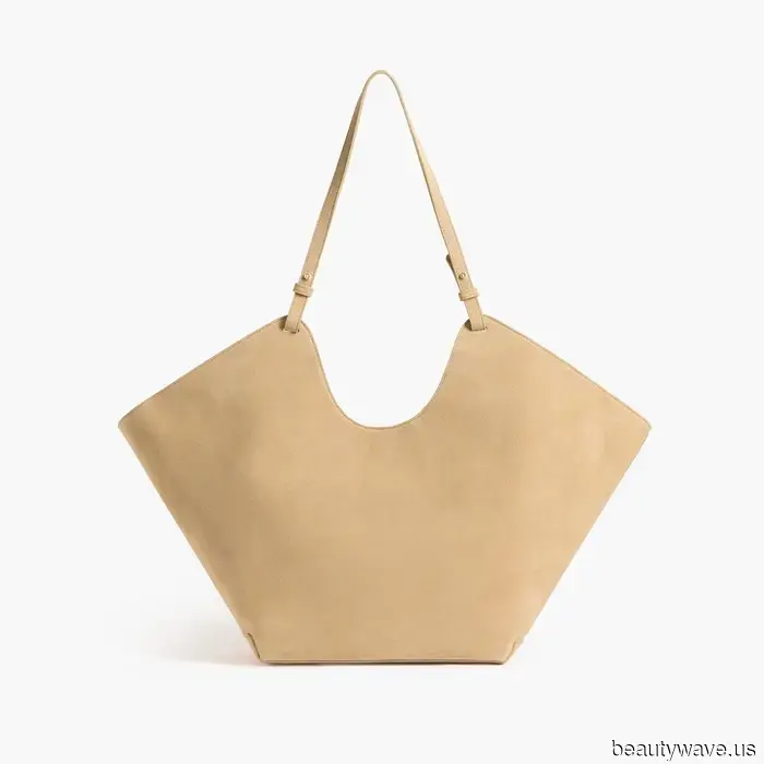 5 Ways Minimalists Are Styling Their Favorite Jeans at the Moment