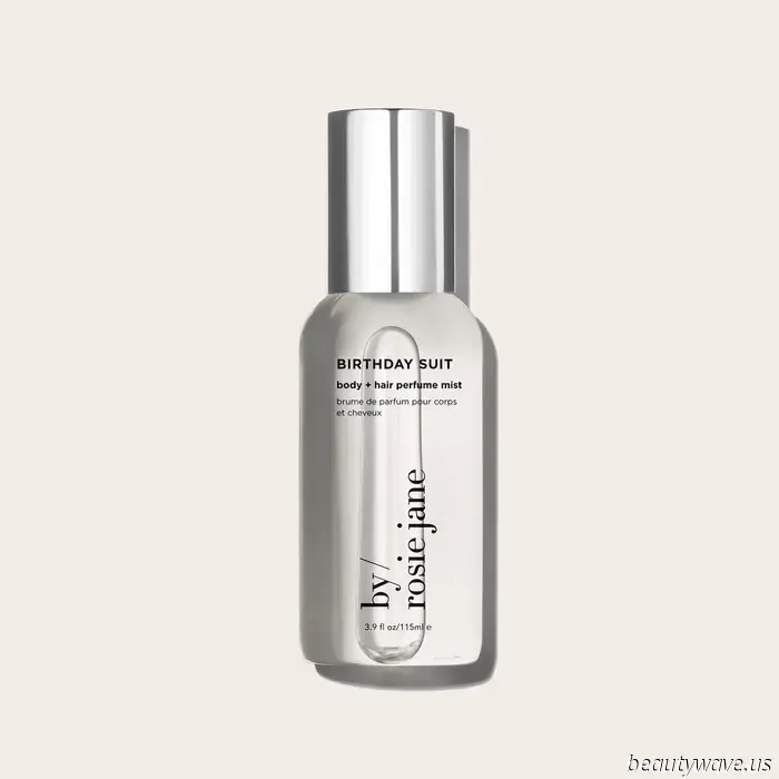 Gold-Hoop-Ohrringe, ein weißes T-Shirt und dieser neue Körperspray: Das perfekte Rezept für einen mühelos coolen Sommer