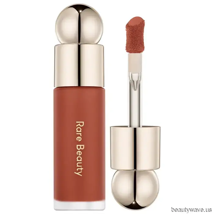 Die flüssige Rouge von Rare Beauty hat über 12.000 Bewertungen bei Sephora&mdash;und ja, die Bewertungen sprechen für sich selbst.