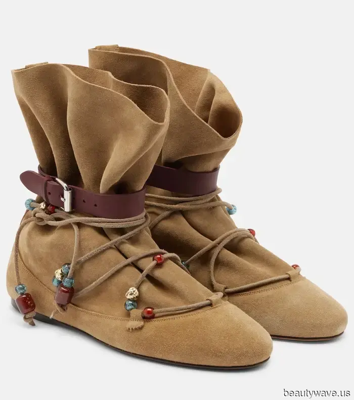 Move over, riding boots—I've recently been opting for this flat boot trend more frequently.