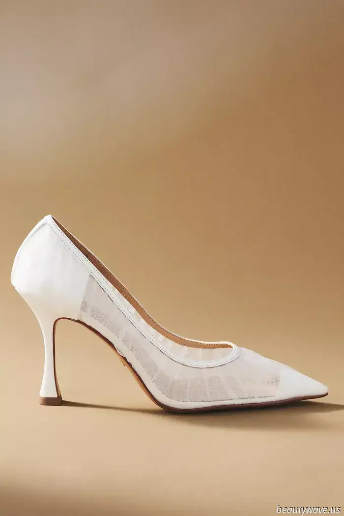 La gente de moda en Nueva York acaba de descubrir una nueva tendencia de color de zapatos que hace que los minifaldas "básicas" se sientan tan frescas