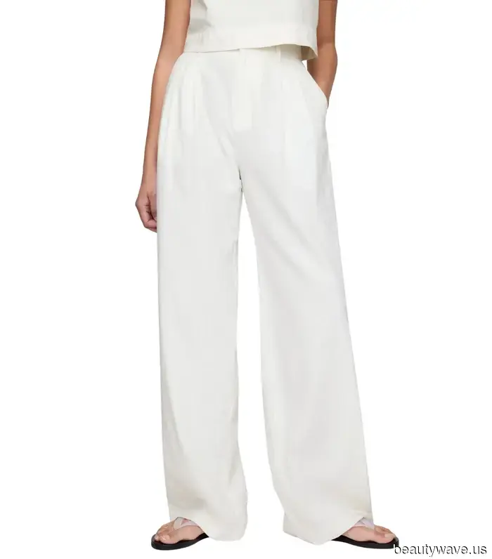 Sighted on the Upper East Side: The Most Stylish White Pants and Flat Shoe Ensemble of the Season