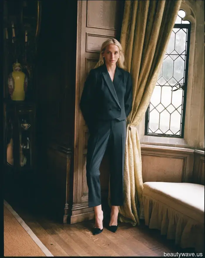 Skip the Jeans—These “Outdated” Pants Make Your Boots, Loafers, and Flats Appear Extra Stylish This Winter