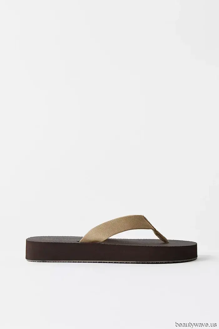 Las personas de moda han coronado oficialmente las sandalias 'It' del verano—y son tan de The Row.