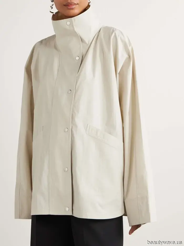 Forget about fleeces and hoodies—this is the must-have jacket for pairing with simple leggings.