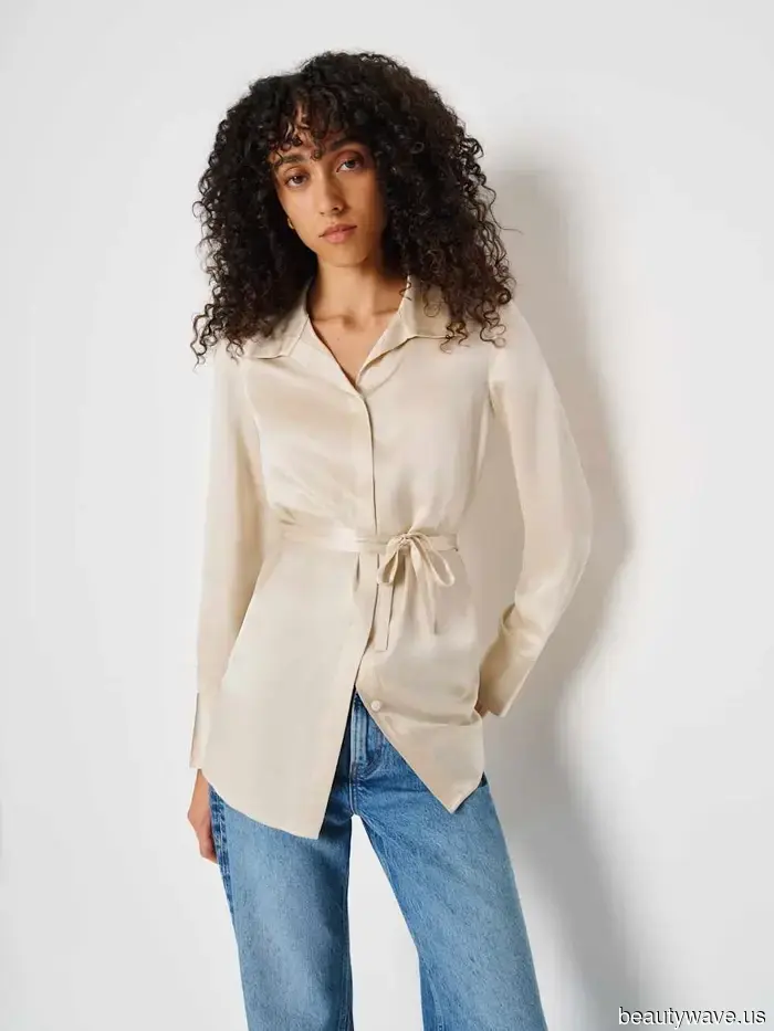 Für einen schickes Nachtleben im Jahr 2025 bedeutet es, diesen '90er-Shirt-Trend und den Absatzschuh-Trend mit einem Minikleid zu tragen.