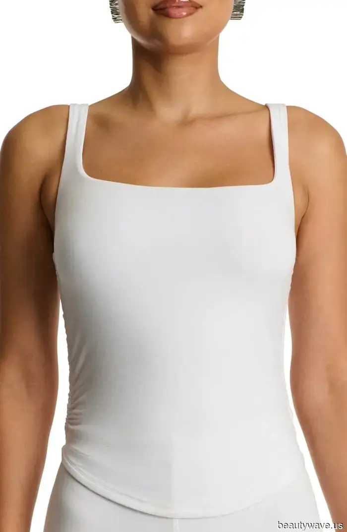 Джессика Альба только что надела когда-то устаревший тренд кроссовок, который на самом деле идеально сочетается с мешковатыми штанами.