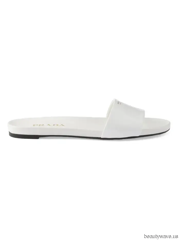 Statt Flip-Flops tragen Malibus stilvollste Menschen diesen Sandalentrend mit geraden Jeans.