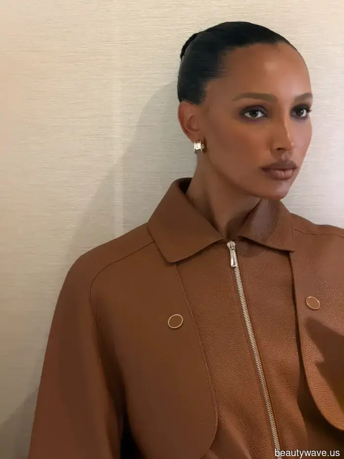 Jasmine Tookes sobre el maquillaje de supermodelos de los 90 y el truco que hace que sus pestañas se vean más gruesas