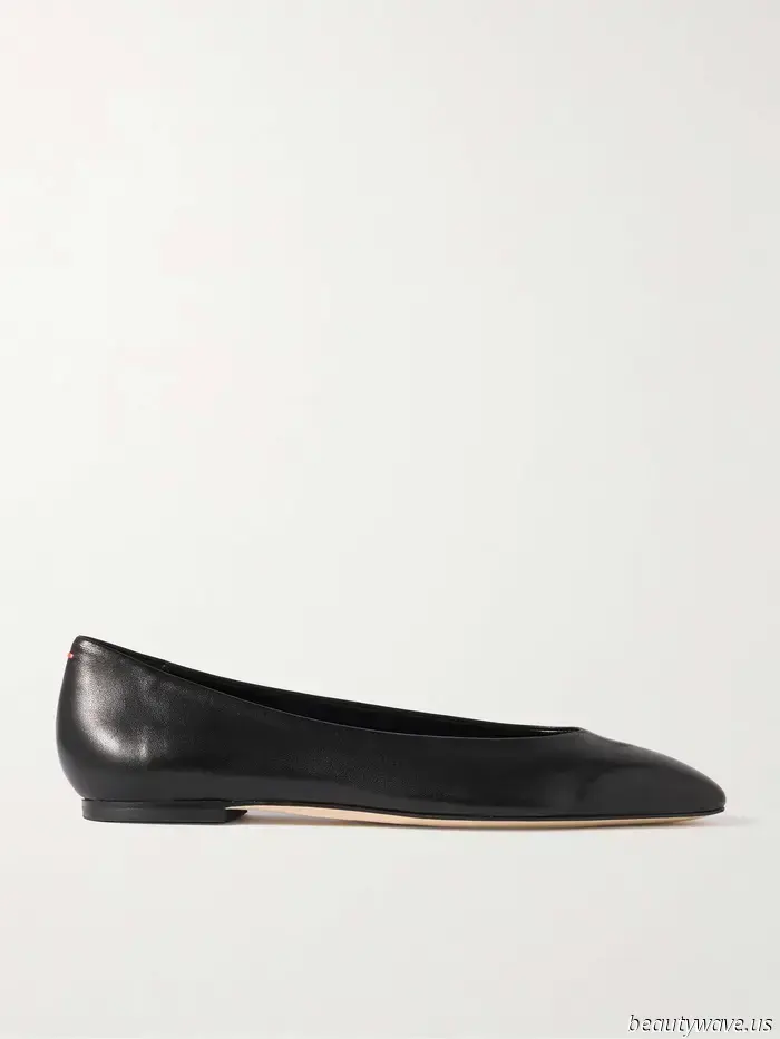 Las personas de la moda están dejando de usar sandalias en masa y en su lugar llevan elegantes zapatos planos que combinan con faldas blancas