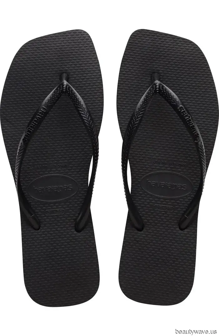 Visto en West Village: La tendencia del vestido no blanco que la gente de moda está usando sin parar con chanclas