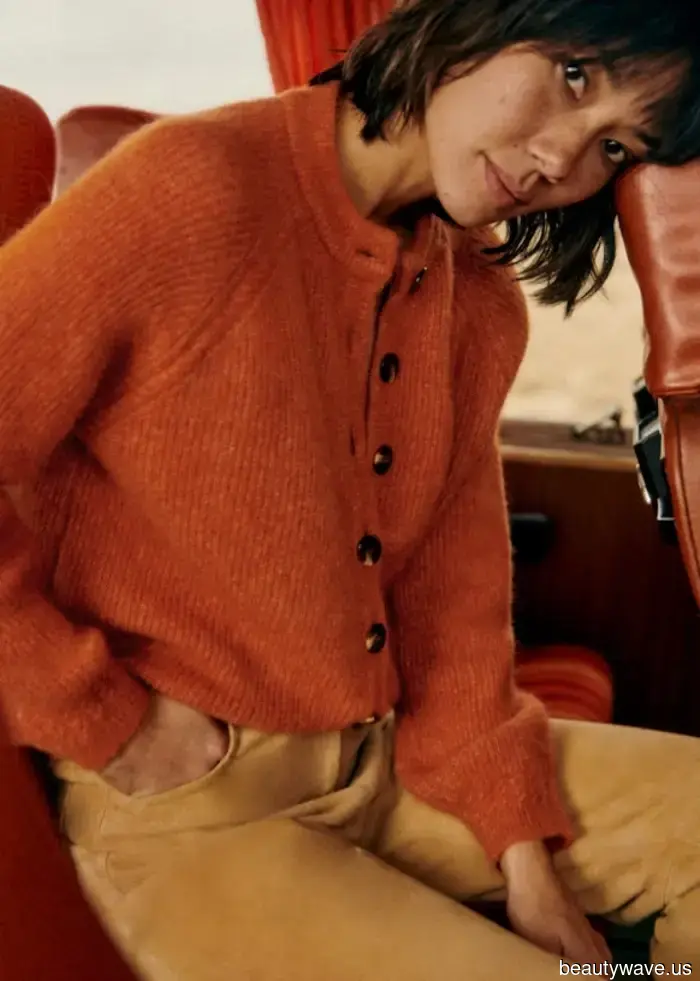 Джинсы *технически* подходят ко всему, но я считаю, что они выглядят наиболее стильно с этой классической вязаной вещью.