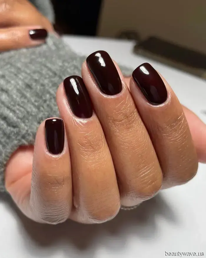 Las personas más elegantes ya están usando este color de uñas invernal imposible de clasificar.