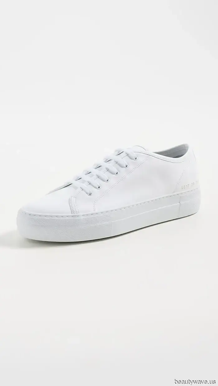 Jennifer Aniston trug gerade weit geschnittene Jeans mit den einzigen Sneakers, die niemals Gefahr laufen, aus der Mode zu kommen.