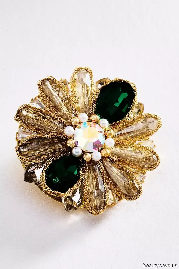 It's My Duty to Observe: The Highly Specific Accessory That Trendy Girls in NYC Are Now Fixated On