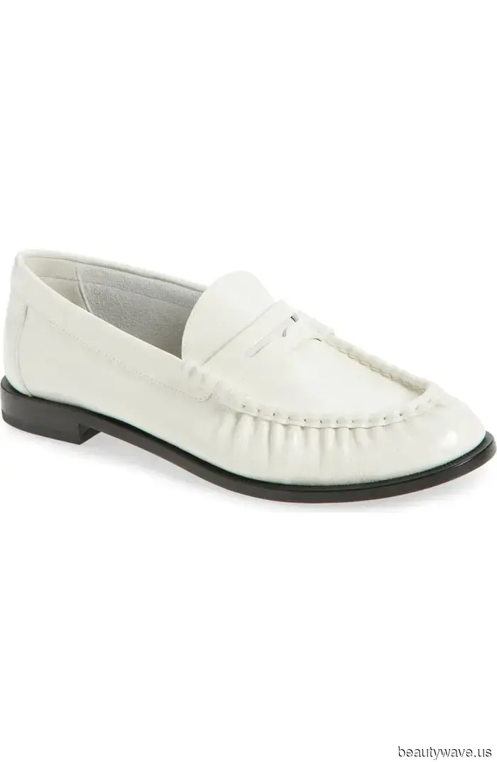 I jeans chiari sono tornati di moda&mdash;Questi sono le scarpe anti-tendenza con cui stanno meglio