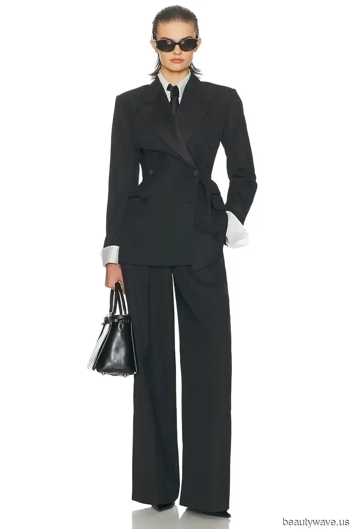 Así de fácil, los trajes pasan de aburridos a geniales cuando cambias las camisas de botones por este reemplazo de 2025.