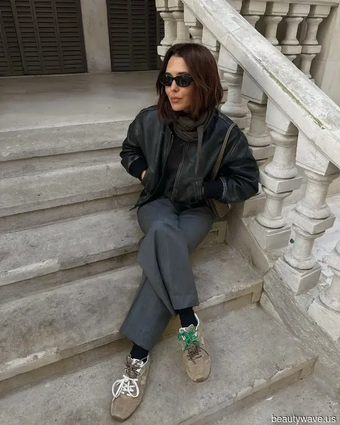 È vero: tutti quelli con buon gusto stanno indossando outfit con questo colore di sneaker di tendenza in questo momento.