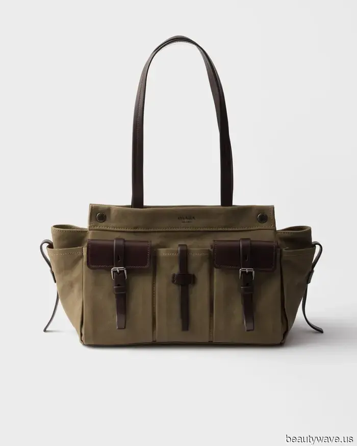 Esta nueva bolsa Prada de primavera ya está en el brazo de cada chica it.