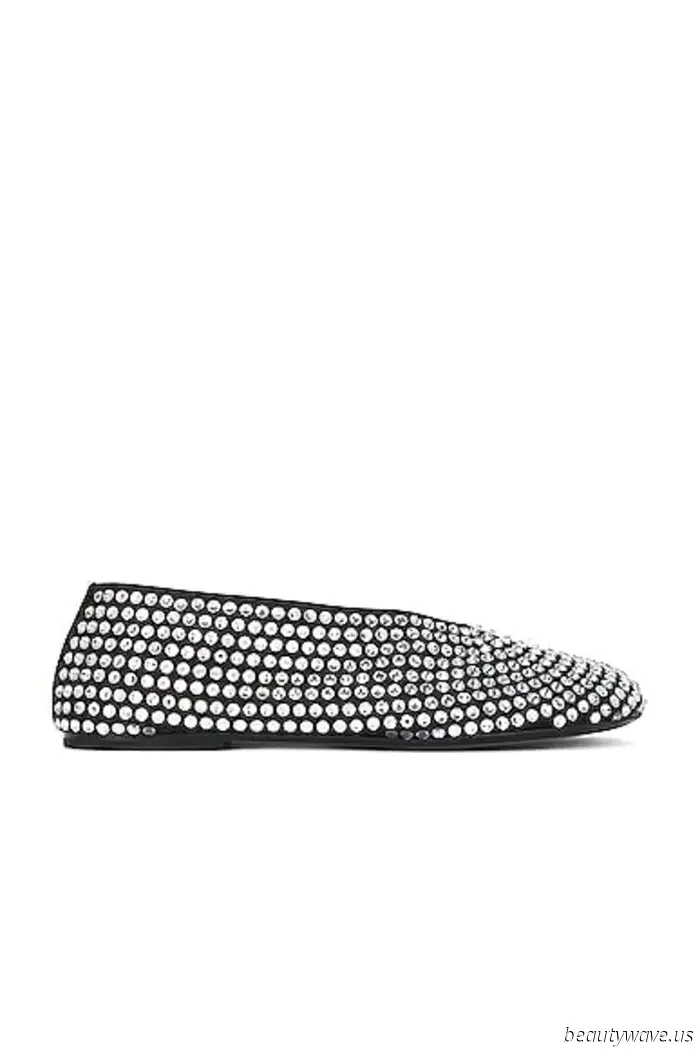 Whole-Foot Flats Are the Stylish Shoe Trend That Elegant Dressers Are Embracing at the Moment.