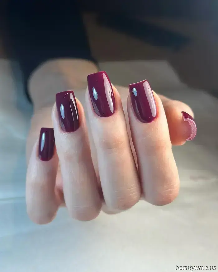 Kühler als Burgunder: Dieser schicke Nagellacktrend ist derzeit besonders beachtenswert.