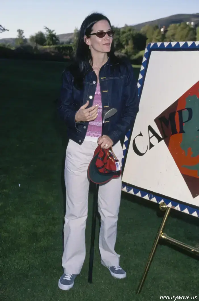 Courteney Cox weiß, dass diese schicke Trainerfarbe viel teurer aussieht als Weiß