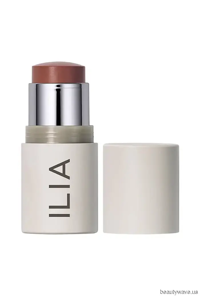 Laufey Is Our Ultimate Coquette Beauty Muse—7 "Vintage Romance" Outfits to Inspire You