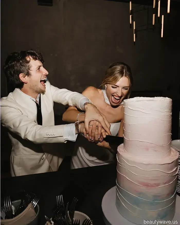 Questa bellissima sposa indossava un abito su misura per il suo matrimonio intimo a Berlino.