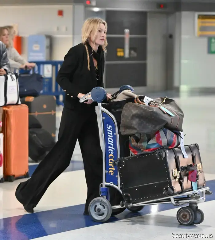 Kate Moss has just landed at the airport sporting the anti-jeans trouser trend that I genuinely suggest wearing while traveling.