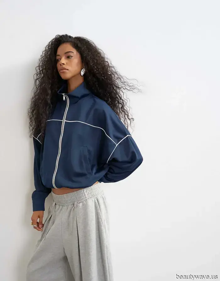 Denim is on the horizon—7 methods Parisian trendsetters are refreshing their jean ensembles for fall.