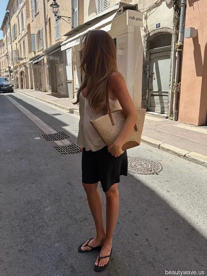 Die coolsten französischen Mädchen tragen diese 6 Sommer-Handtaschen-Trends durch die Hitzewelle in Paris.