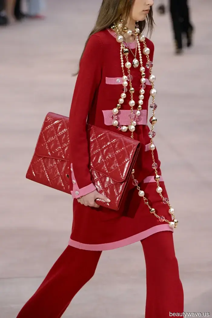 A friend inquired about the handbag color trends that will be popular this winter and in the future, so I shared these essential styles with her.