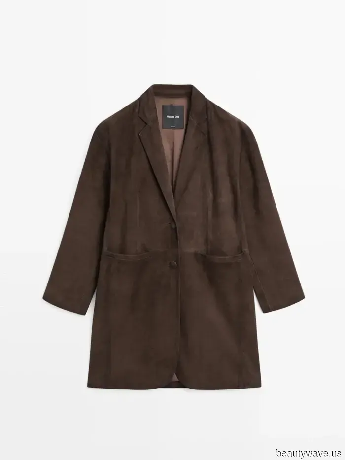 Sì, i jeans stanno bene con i trench, ma i parigini sanno che sembrano ancora più eleganti con questa giacca&mdash;questi look lo dimostrano.