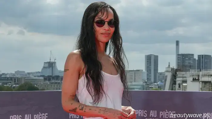 Los expertos en moda están elevando las aburridas camisetas blancas sin mangas al combinarlas con esta elegante tendencia de faldas en lugar de vaqueros.