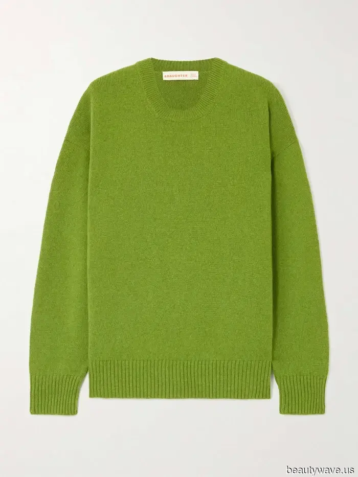 I've figured it out—these are the five color combinations that French women choose to appear elegant in the spring.