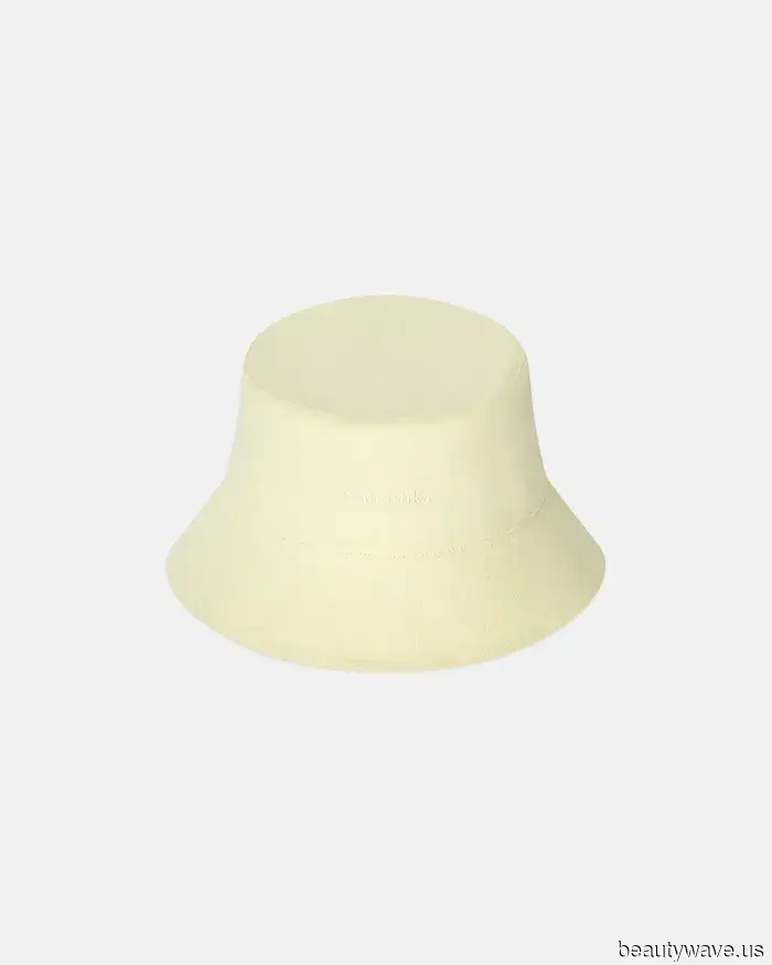 Apologies, but celebrities from the '90s excelled at autumn fashion—here are 7 outfits featuring jeans that demonstrate it.