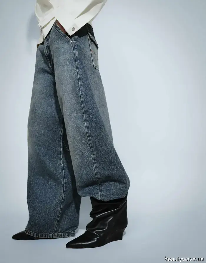 Denim is on the horizon—7 methods Parisian trendsetters are refreshing their jean ensembles for fall.