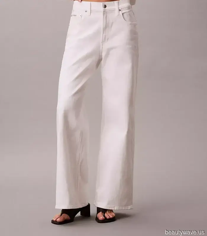 Weiße Jeans Plus Dieser flache Schuhtrend ist das Ticket, um jetzt wie eine Modeperson auszusehen.