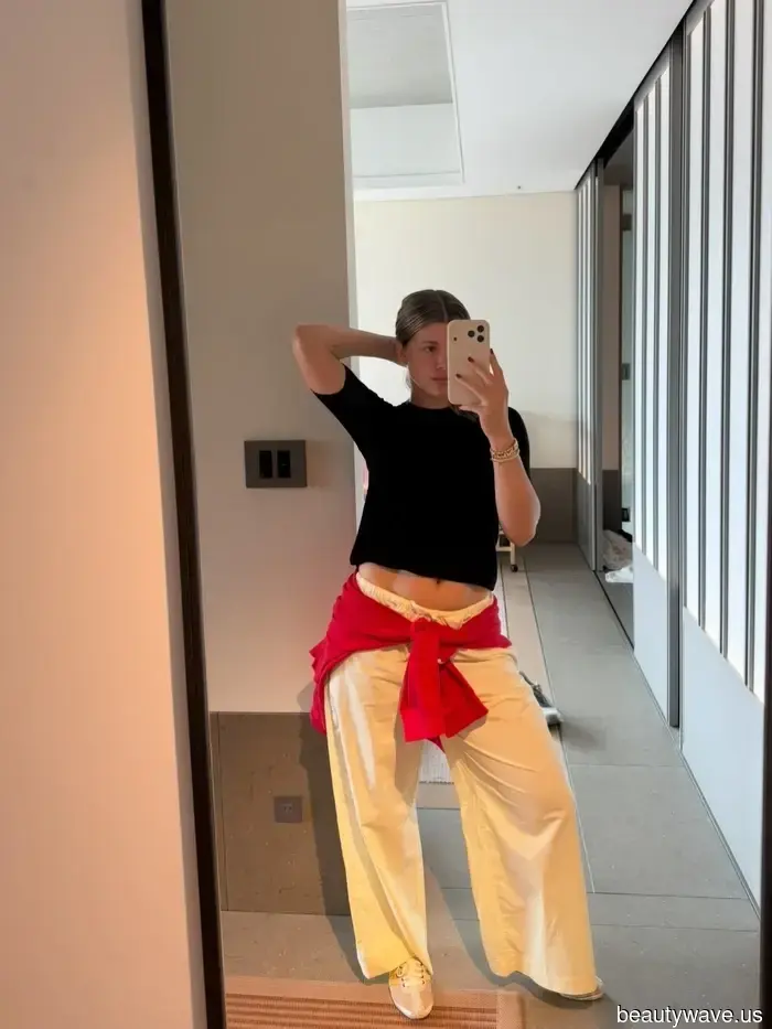 It girls are aware that effortless summer outfits begin with white sneakers and this emerging anti-denim pant trend.