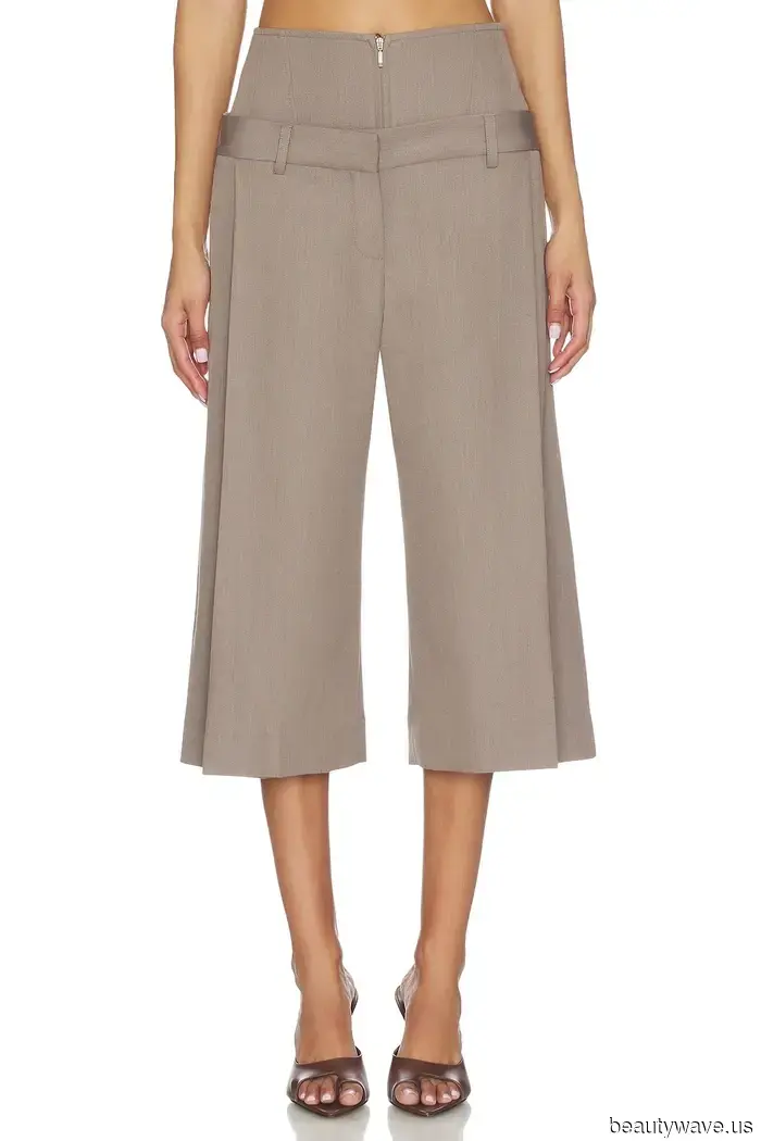 Über das Knie, aber keine Capri, das sind die coolen Hosen, die jeder diesen Frühling trägt.