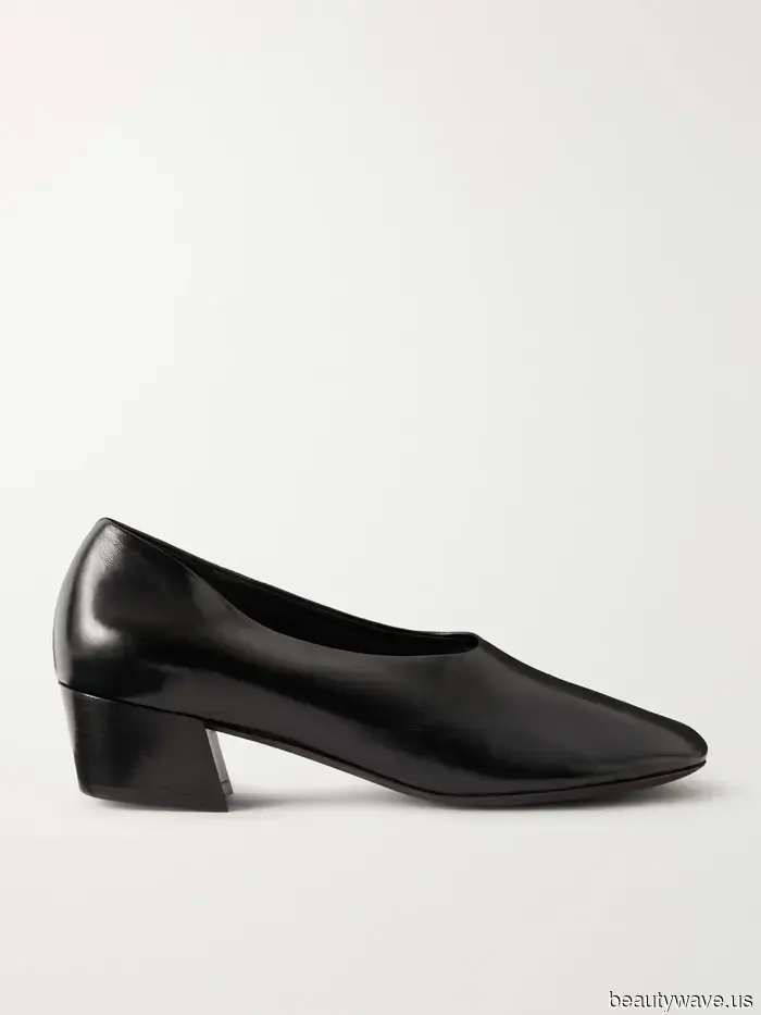Identifying an It Girl in 2026: This Trendy Cropped Jeans Look and This French-Inspired Shoe Style