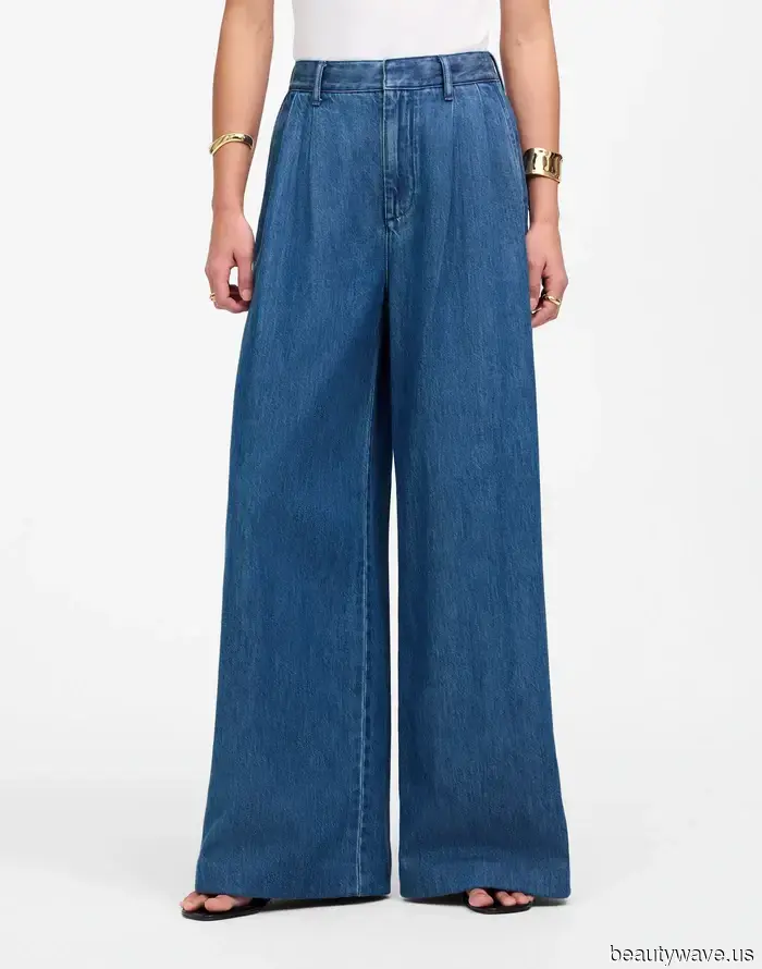 FYI: Se indossi questa tendenza di sneaker datata nell'autunno 2025, assicurati di abbinarla a jeans larghi.